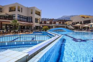 Bazén v ubytování Vantaris Palace nebo v jeho okolí