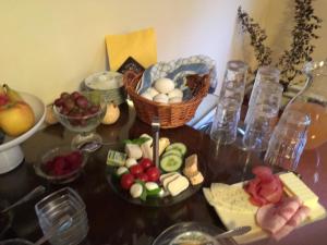 einen Tisch mit Schalen verschiedener Arten von Lebensmitteln in der Unterkunft Pension Waldesblick in Friedrichroda