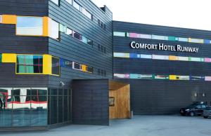 a building with a sign that reads comfort hotel runway at Comfort Hotel RunWay in Gardermoen