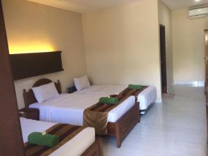 
Een bed of bedden in een kamer bij Bakung Beach Resort
