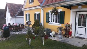 Das Gebäude in dem sich das Ferienhaus befindet