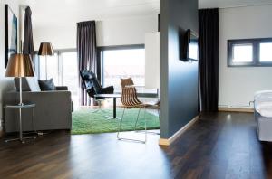 
a living room filled with furniture and a window at Comfort Hotel RunWay in Gardermoen
