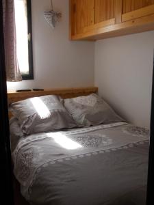 łóżko w sypialni z 2 poduszkami w obiekcie Les Menuires w Les Menuires