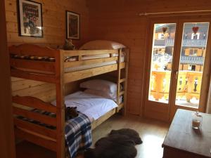 Una cama o camas en una habitación de Celine 9, Champery