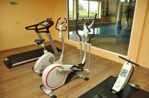 Posilňovňa alebo fitness centrum v ubytovaní Hotel Alpejski