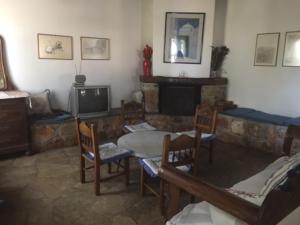 TV a/nebo společenská místnost v ubytování Aiolos