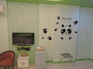 una habitación con un oso panda en la pared en Zhen Ai B&B, en Wujie