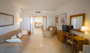 TV a/nebo společenská místnost v ubytování Hotel Bendinat