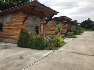 a log cabin with a sidewalk in front of it at Chill Chill resort in Pran Buri