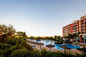 Hotel Bonalba Alicante veya yakınında bir havuz manzarası