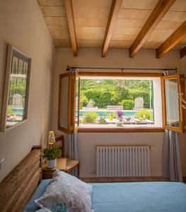 1 dormitorio con cama y ventana en Can Toniet, en Sóller