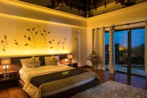 1 dormitorio con 1 cama con pájaros en la pared en Villa Solara by Oazure, en Bel Ombre
