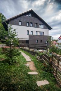 un grand bâtiment avec un sentier devant lui dans l'établissement Franzdorf Alpin, à Văliug