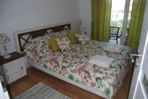 コウォブジェクにあるSpring & Summer Apartments Polanki Parkのベッドルーム1室(花柄のベッドカバー付)