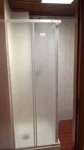 y baño con cabina de ducha blanca. en Silver Porto - AL en Oporto