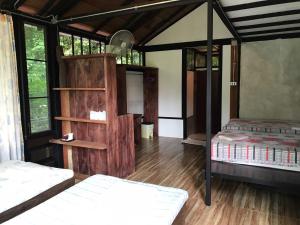 Ένα ή περισσότερα κρεβάτια σε δωμάτιο στο Khao Sok Homestay Resort