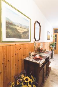 łazienka z malowidłem na ścianie i umywalką w obiekcie Bed and Breakfast Misghecchino w mieście Foligno