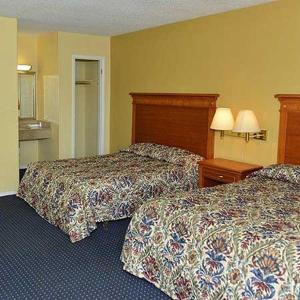 Postel nebo postele na pokoji v ubytování Ivory Tower Motor Inn Green Brook