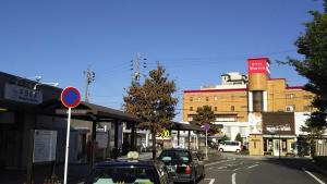 un groupe de voitures garées dans une rue de la ville dans l'établissement Hotel Marion, à Suzuka