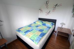 ヴィンターベルクにあるFerienwohnung Neagu mit 2 Apartementsのベッド(布団付)が備わる客室です。