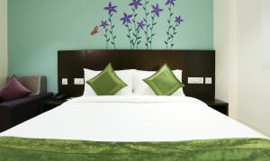 Un pat sau paturi într-o cameră la Treebo Trend C Plaza