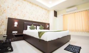 Letto o letti in una camera di Treebo King'S Court Chandrasekharpur