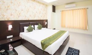 a bedroom with a large bed in a room at Treebo Trend King'S Court Chandrasekharpur in Bhubaneshwar