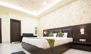 Letto o letti in una camera di Treebo King'S Court Chandrasekharpur