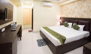 Letto o letti in una camera di Treebo King'S Court Chandrasekharpur