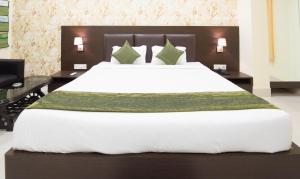 Letto o letti in una camera di Treebo King'S Court Chandrasekharpur