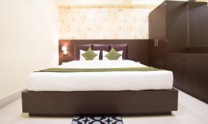 Letto o letti in una camera di Treebo King'S Court Chandrasekharpur