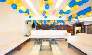 a room with yellow and blue balloons hanging from the ceiling at Treebo Trend King'S Court Chandrasekharpur in Bhubaneshwar