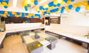 Area soggiorno di Treebo King'S Court Chandrasekharpur