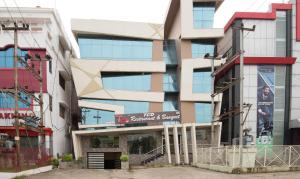 un edificio con un cartello davanti di Treebo King'S Court Chandrasekharpur a Bhubaneshwar