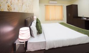 Letto o letti in una camera di Treebo King'S Court Chandrasekharpur