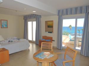 Katil atau katil-katil dalam bilik di Hotel Punta del Cantal +68 gambar