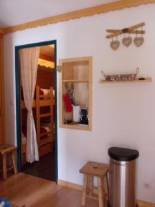 Pokój z drzwiami prowadzącymi do sypialni w obiekcie Les Menuires w Les Menuires