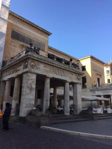un edificio con columnas delante de un edificio en apartment in Padova center, en Padua