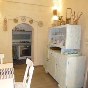 een keuken met een oude kast en een fornuis bij Casa Elena in Matera