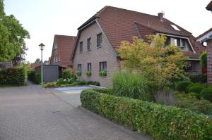 a brick house with a garden in front of it at Appartement Sendenhorst in Sendenhorst