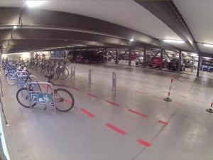 un garage con un mucchio di biciclette di Double Decker Apartment a Belgrado