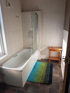 Ett badrum på Waverley Inn