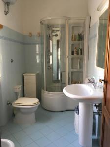 Kylpyhuone majoituspaikassa Villetta Scossicci