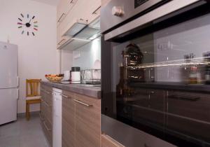 eine Küche mit einem großen Backofen in der Unterkunft Lovely flat near the Danube in Budapest