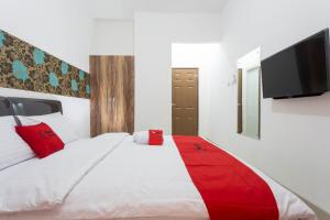 Postel nebo postele na pokoji v ubytování RedDoorz Plus @ Boulevard Residence BSD