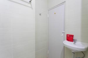 Kylpyhuone majoituspaikassa RedDoorz Plus @ Boulevard Residence BSD