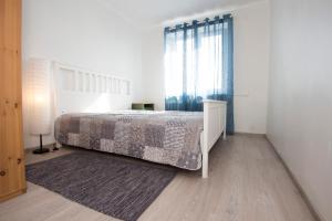 1 dormitorio con cama y ventana en Jaukus butas en Kaunas