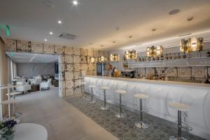 Lounge nebo bar v ubytování Aminess Younique Bellevue Hotel