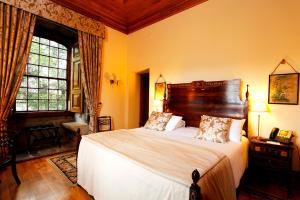 a bedroom with a large bed and a window at Parador Casa Da Insua in Penalva do Castelo +37 photos