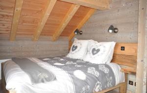 a bedroom with a bed in a log cabin at Odalys Chalet Le Mas des Neiges in Valloire